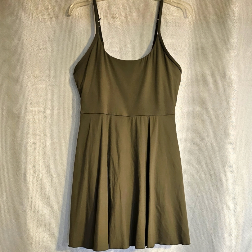 HALARA Olive Green Everyday Cloudful Tennis Dress with Built-In Shorts – Size L
